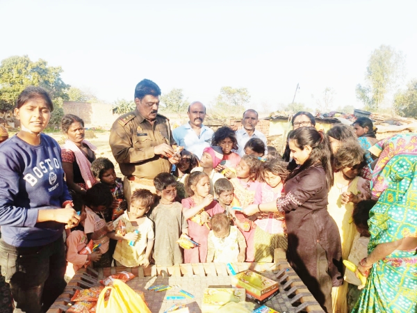 KAIMGANJ NEWS ईंट भट्टा श्रमिकों के बच्चों को शैक्षिक सेवा संदेश दे बढाया उनका रुझान Picsart 26 02 09 17 17 36 105