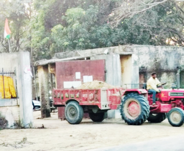 KAIMGANJ NEWS ध्वस्तीकरण के नाम पर हो रहा मिट्टी खनन का अवैध खेल’? Picsart 26 02 09 18 37 45 173