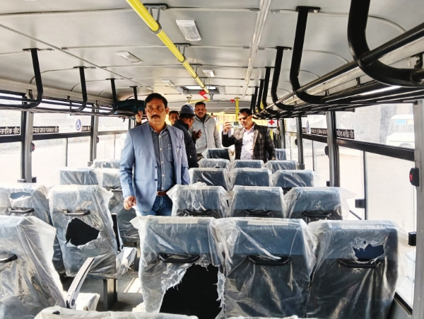 Farrukhabad news सड़क सुरक्षा माह में डीएम के निर्देश पर हुई रोडवेज बसों की फिटनेश जाँच, चालकों को दिलाई गई सुरक्षित यातायात नियमों की शपथ Picsart 26 02 10 06 13 31 536