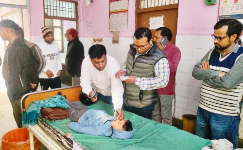 KAIMGANJ NEWS तेज रफ्तार कार का कहर — बाइक सवार परिवार को मारी जोरदार टक्कर, दंपती समेत चार घायल; मासूम की हालत गंभीर Picsart 26 02 11 17 57 37 861