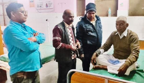 KAIMGANJ NEWS दावत से लौट रहे बुजुर्ग को तेज रफ्तार बाइक ने मारी टक्कर, 8 फीट गहरे नाले में गिरे — टूटी सड़क और लापरवाही बनी हादसे की वजह Picsart 26 02 11 18 35 46 770