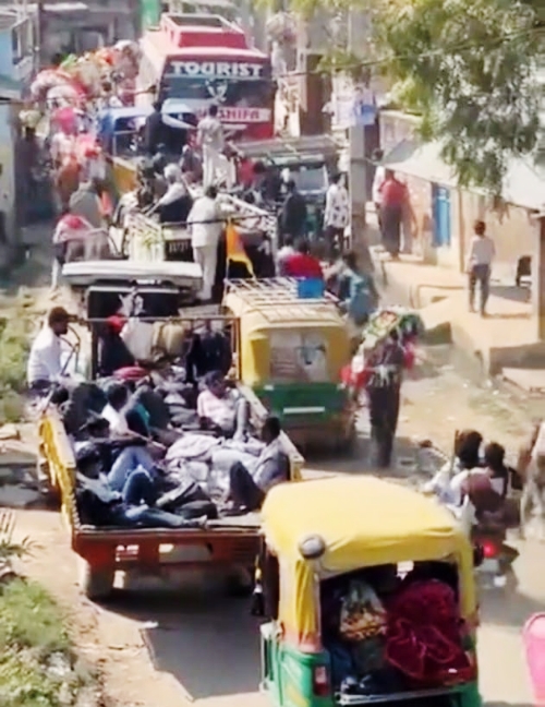 Farrukhabad news मेला क्षेत्र श्रृंगी रामपुर से–छिबरामऊ मार्ग पर बड़े-बड़े गड्ढों से श्रद्धालु परेशान, लगा भीषण जाम Picsart 26 02 15 19 46 51 155