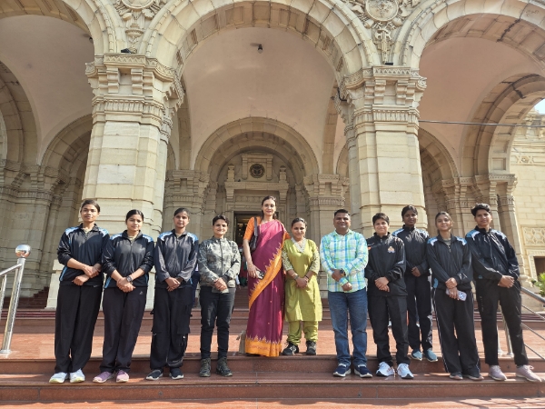 KAIMGANJ NEWS प्रदेश की विधान सभा का नजारा देखा कायमगंज की 'साहसी' बेटियों ने: सतीश महाना से मिल, समझा सदन चलाने का तौर तरीका Picsart 26 02 18 18 49 39 754