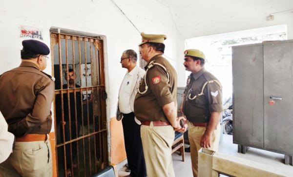 KAIMGANJ NEWS कोतवाली में डीएम की 'स्पेशल चेकिंग': मालखाने से लेकर बंदी गृह तक खंगाला,अभिलेखों की सुस्ती पर कड़े निर्देश Picsart 26 02 19 17 59 56 293