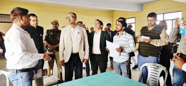 KAIMGANJ NEWS डीएम का निरीक्षण: तहसील कायमगंज में मची अफरा-तफरी, फाइलों की धूल झाड़ बोले— "जनता को चक्कर लगवाया तो खैर नहीं Picsart 26 02 19 18 04 10 041