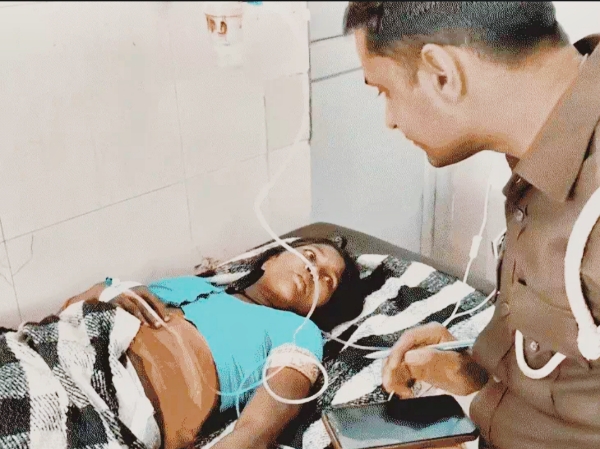 Uttar Pradesh news असहनीय प्रसव पीड़ा में महिला ने उठाया आत्मघाती कदम, मौत के मुंह से खींच लाई गर्भस्त 'नन्ही परी' को Picsart 26 02 20 17 32 09 584