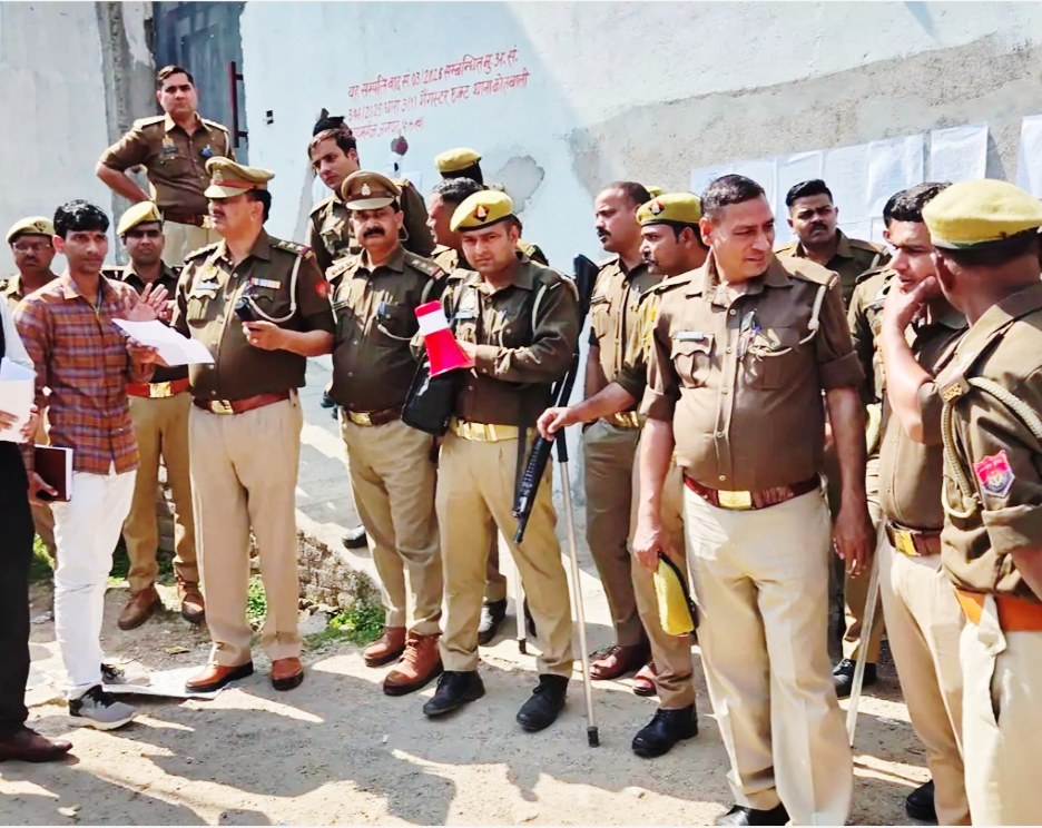 KAIMGANJ NEWS ढोल-नगाड़ों की गूंज में गैंगस्टर की सल्तनत ढही जुबैर खान की ₹22.35 करोड़ की अवैध संपत्ति कुर्क, फर्जी GST से खड़ी की थी करोड़ों की जागीर Picsart 26 02 23 16 45 30 759