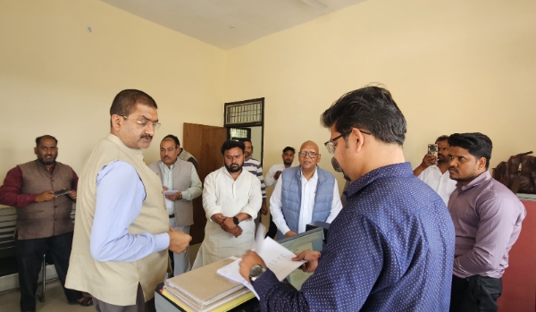 Farrukhabad news संकिसा-वसंतपुर नगर पंचायत में डीएम का औचक निरीक्षण, अफसरों में मचा हड़कंप Picsart 26 02 24 20 08 20 629