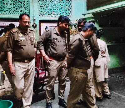 KAIMGANJ NEWS दिनदहाड़े मौत का तांडव! लूट के बाद बुजुर्ग दंपति का गला घोंटकर कत्ल, कायमगंज कांपा Picsart 26 02 26 22 50 45 672