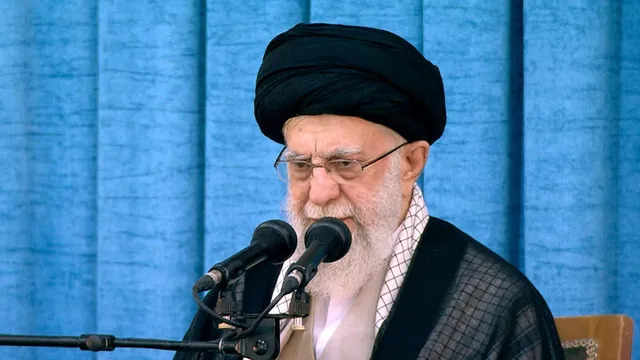 world news अमेरिकी–इजरायली हवाई हमले में सूबर्म लीडर खामेनेई की मौत; ईरान में 40 दिनों का राष्ट्रीय शोक घोषित IMG 20260301 WA0166