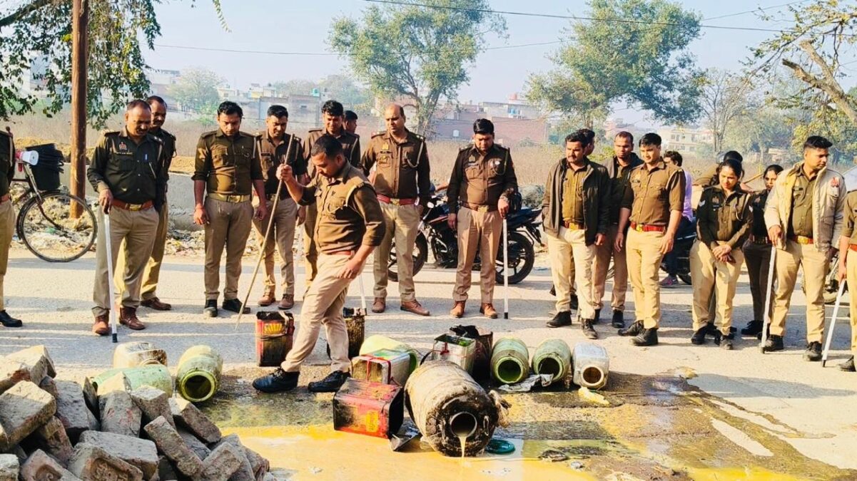 Farrukhabad news फर्रुखाबाद: अवैध शराब माफियाओं के गढ़ 'लकूला' में आबकारी का छापा, 300 किलो लहन नष्ट IMG 20260303 WA0254