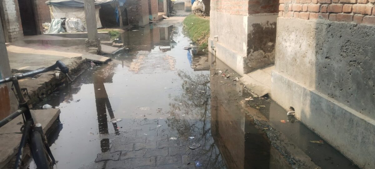 Farrukhabad news जलभराव से गली बनी तालाब, गंदे पानी में चलने को मजबूर लोग IMG 20260306 WA0301