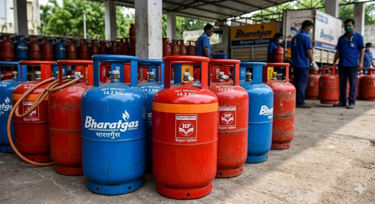 Farrukhabad news फर्रुखाबाद में गैस सिलेंडर की कमी के बीच कालाबाजारी पर सख्ती, पूर्ति विभाग का बड़ा अभियान IMG 20260311 WA0192 1