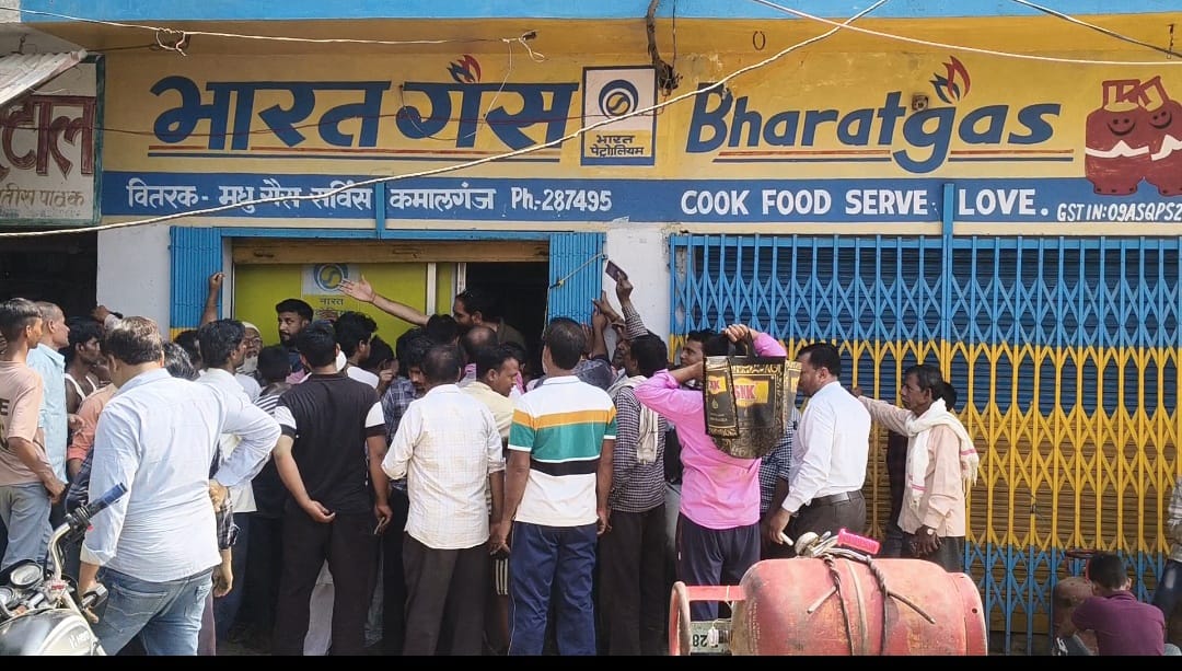 Farrukhabad news ईरान युद्ध की आहट से मचा हड़कंप: गैस की कमी की अफवाह पर एजेंसी पर उमड़ी भीड़, घंटों लाइन में लगे उपभोक्ता IMG 20260311 WA0368