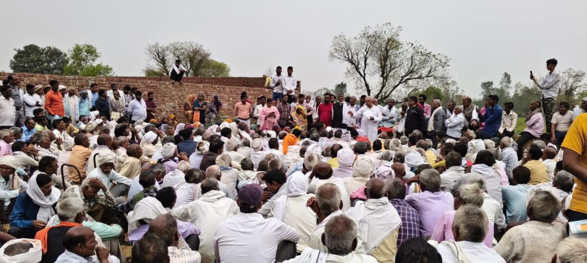 Farrukhabad news बकाया के 'धुएं' में सुलगती कताई मिल: श्रमिकों ने फूंका बिगुल, सरकार और प्रबंधन के खिलाफ खोला मोर्चा IMG 20260315 WA0330