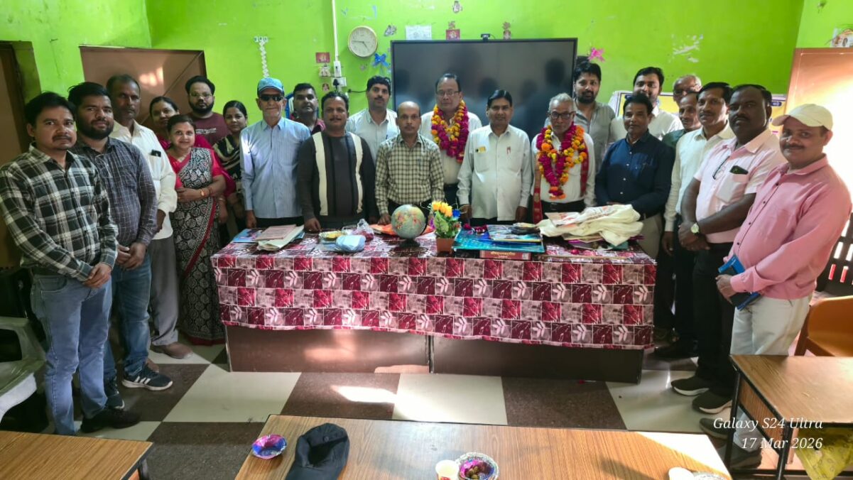 KAIMGANJ NEWS सेवानिवृत्ति पर नम हुईं आंखें, मुस्कान में छुपा रहा गर्व — दो शिक्षकों को भावभीनी विदाई दे किया सम्मानित IMG 20260318 WA0176