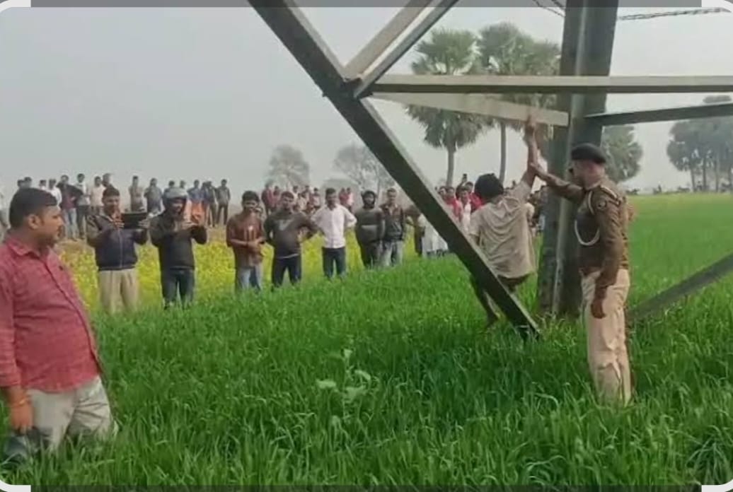 Farrukhabad news पत्नी के मायके जाने से क्षुब्ध युवक चढ़ा 132 केवी हाईटेंशन पोल पर, गांव में मचा हड़कंप IMG 20260324 WA0323