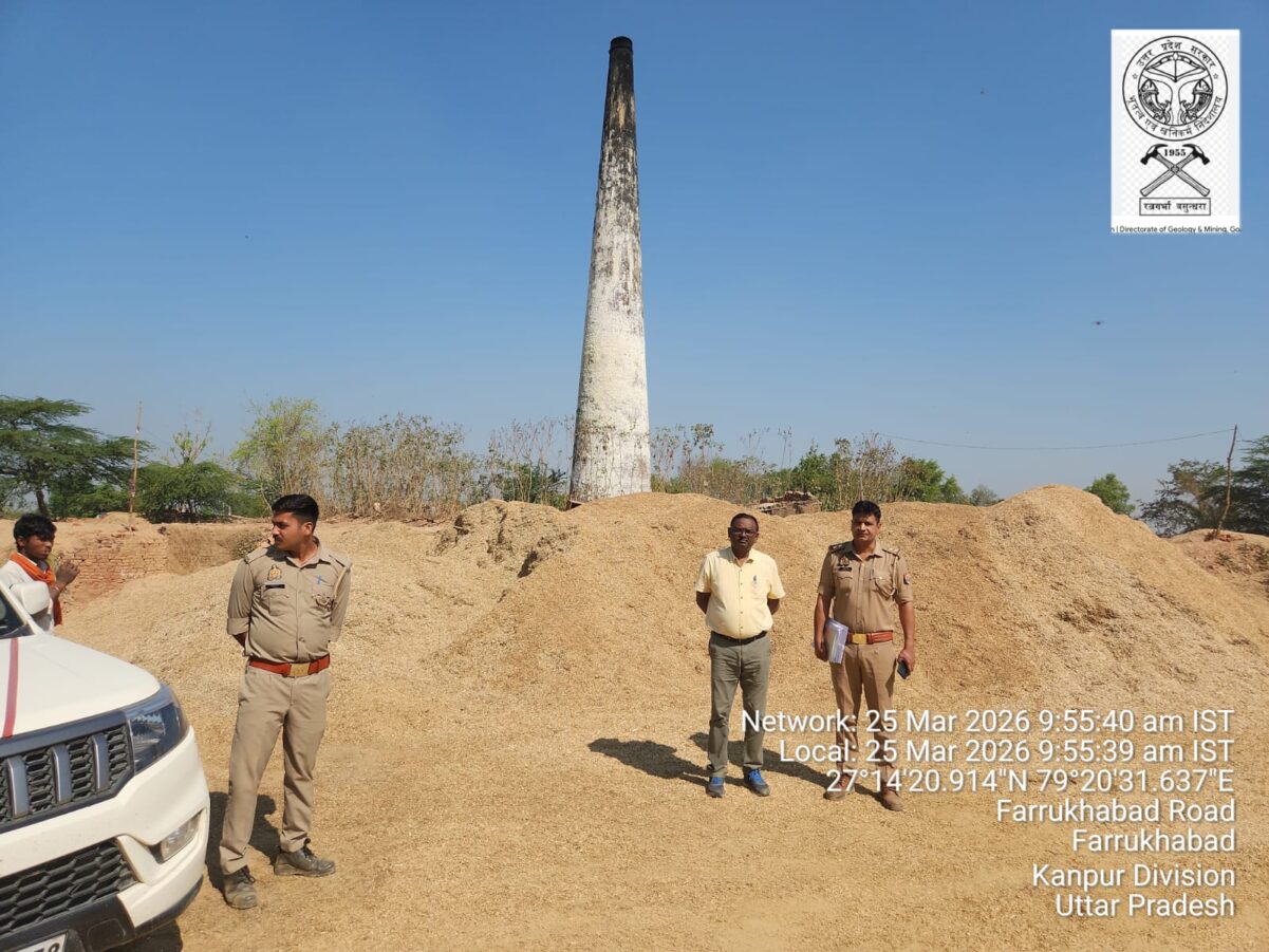 Farrukhabad news अवैध खनन पर कड़ा प्रहार कर प्रशासन ने बिना शुल्क संचालित ईंट भट्ठा सीज कर की, JCB मशीन जब्त IMG 20260325 WA0374