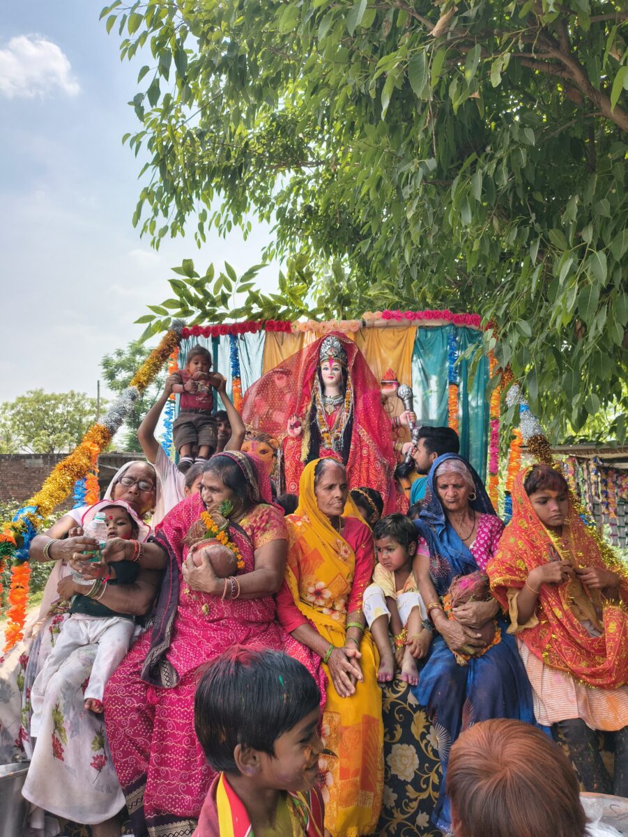 Farrukhabad news जयकारों से गूंजा शमशाबाद, भक्ति और उत्साह के संग मां दुर्गा को दी भावभीनी विदाई IMG 20260329 WA0222