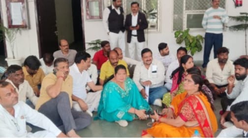 Farrukhabad news डीएम का सख्त रुख: स्कूलों में महंगी प्राइवेट किताबें थोपने पर रोक, विरोध में विकास मंच द्वारा आयोजित धरना-प्रदर्शन पर चेता प्रशासन IMG 20260330 WA0294