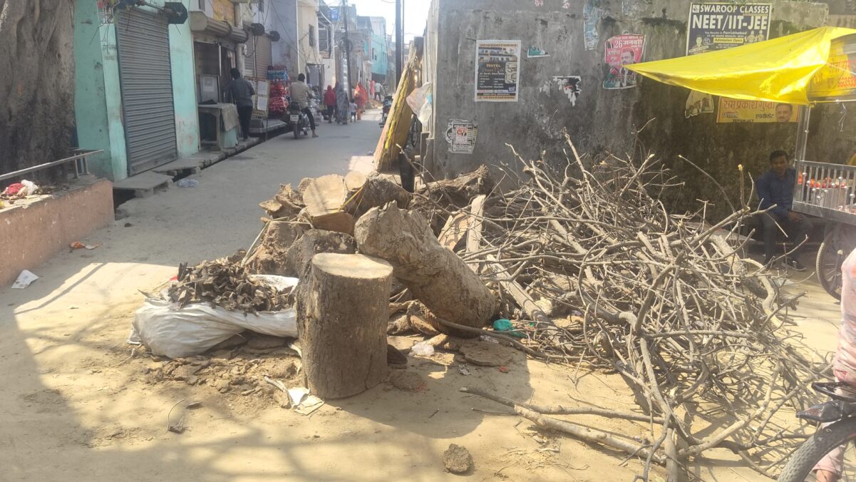 KAIMGANJ NEWS कायमगंज में गूंजे ‘होली है’ के जयकारे: 18 स्थानों पर धधकी आस्था की ज्वाला, श्यामागेट की होली बनी आकर्षण का केंद्र IMG 20260303 112020