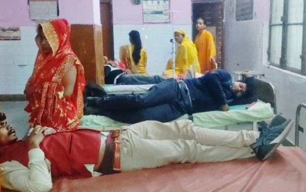 KAIMGANJ NEWS मुख्य चौराहे पर जोरदार टक्कर, श्रद्धालुओं से भरा टेंपो पलटा Picsart 26 03 02 06 19 40 796