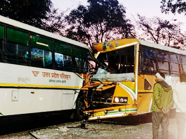 KAIMGANJ NEWS कायमगंज-एटा मार्ग पर भीषण भिड़ंत, रोडवेज बसें आमने-सामने टकराईं Picsart 26 03 02 06 29 22 205