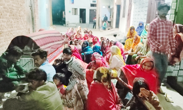 KAIMGANJ NEWS दरिंदगी की आग में बुझ गई जिंदगी पेट्रोल से जलाई गई युवती ने केजीएमयू में तोड़ा दम, गांव में मातम—आरोपियों पर सख़्त धाराओं में मुकदमा Picsart 26 03 02 06 53 58 152