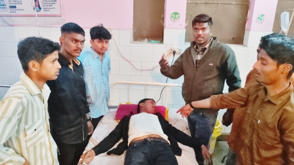 KAIMGANJ NEWS सड़क पर संग्राम: भिड़ंत के बाद भड़का ग्रामीणों का गुस्सा, युवक को बेल्टों से पीटकर खाई में फेंका Picsart 26 03 06 05 18 14 599