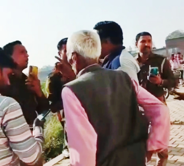 KAIMGANJ NEWS खाकी पर हमला: अवैध शराब के 'अड्डे' पर दबिश देने गई पुलिस को दौड़ाया, गाली-गलौज और मारपीट Picsart 26 03 06 05 44 50 129