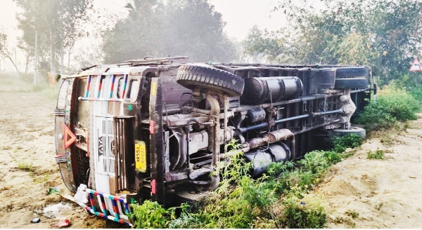 Farrukhabad news तेज रफ्तार का कहर: अनियंत्रित होकर पलटा कंटेनर, चालक वाहन छोड़कर फरार Picsart 26 03 06 17 34 47 358
