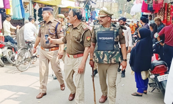 KAIMGANJ NEWS कायमगंज में 'खाकी' की धमक: अराजकता फैलाने वालों की खैर नहीं, सड़कों पर उतरा पुलिस का भारी लश्कर Picsart 26 03 06 22 45 59 913