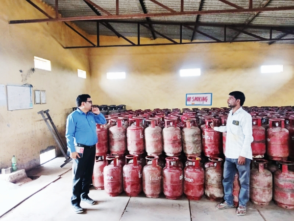 Farrukhabad news गैस संकट के बीच प्रशासन सख्त: सप्लाई इंस्पेक्टर का गैस एजेंसियों पर छापा, इंडियन गैस का बंद मिला दफ्तर Picsart 26 03 13 18 28 34 434