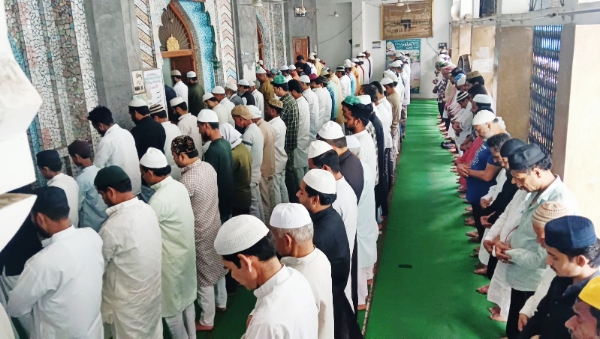 KAIMGANJ NEWS अकीदत के साथ अता हुई अलविदा जुमे की नमाज, मुल्क में अमन-चैन की दुआओं के लिए उठे हाथ Picsart 26 03 13 18 34 34 660