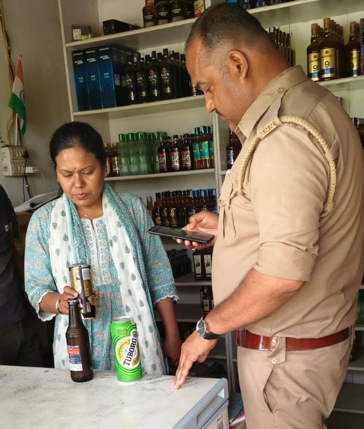 Farrukhabad news कमालगंज में आबकारी विभाग की सख्ती, दुकानों का औचक निरीक्षण कर स्टॉक व बिक्री की हुई जांच Picsart 26 03 14 18 13 12 843