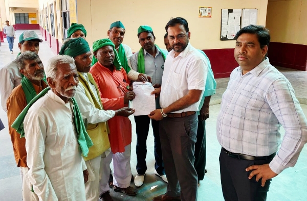 KAIMGANJ NEWS अन्नदाता का 'अल्टिमेटम': अस्पताल में डॉक्टर नहीं और दफ्तरों में दलाल, कायमगंज तहसील में फूटा किसानों का गुस्सा Picsart 26 03 15 06 39 04 201