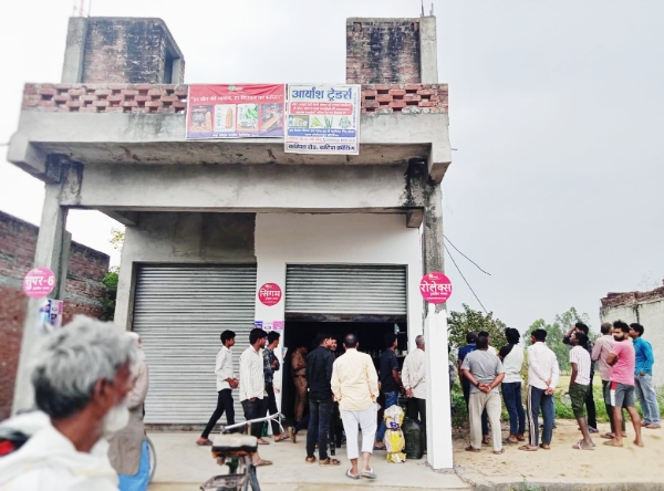 Farrukhabad news खौफनाक सेंधमारी: शातिर चोरों ने बीज भंडार को बनाया निशाना, 91 हजार 'साफ' Picsart 26 03 15 19 23 24 795