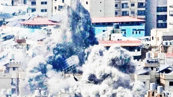 world news 17 दिन की जंग बेनतीजा: ईरान को झुका नहीं पाया अमेरिका, मिडिल ईस्ट में बढ़ा तनाव Picsart 26 03 17 17 18 59 971