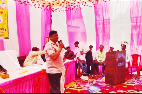 Farrukhabad news कमालगंज बैठक में भेदभाव के आरोप से हंगामा, दलित प्रधान को झंडारोहण में नहीं बुलाने का आरोप Picsart 26 03 17 17 39 39 115