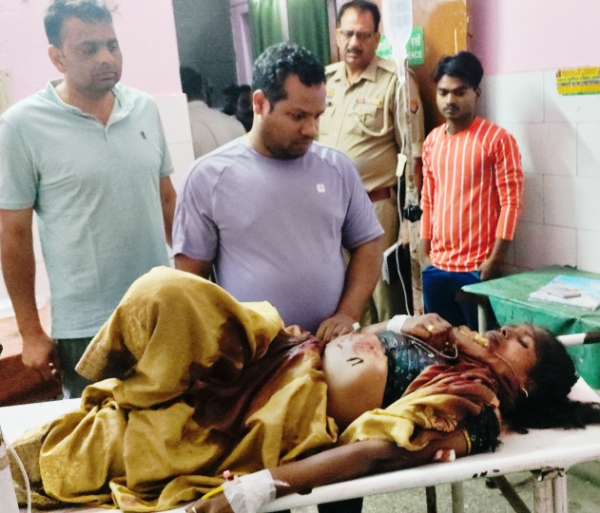 KAIMGANJ NEWS तम्बाकू ‘खांचा’ मांगने पर पुरानी रंजिश में हैवान बने युवक ने महिला पर कुल्हाड़ी से जानलेवा हमला कर किया मरणासन्न Picsart 26 03 23 21 42 31 142