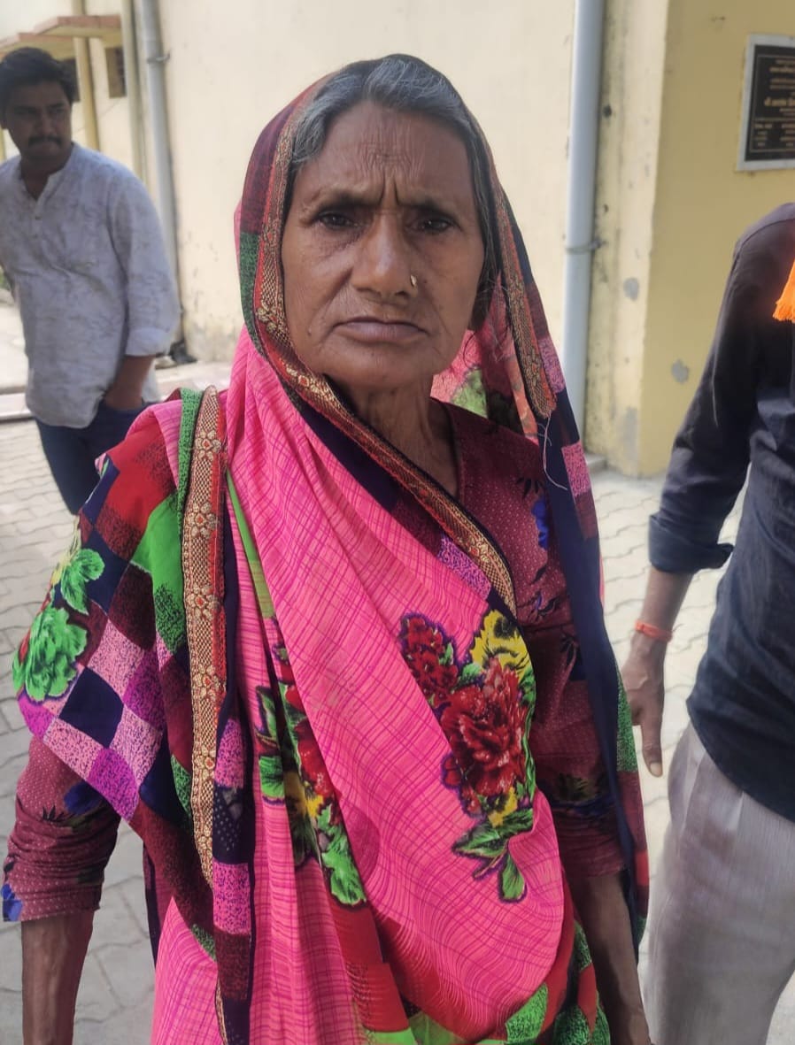 KAIMGANJ NEWS नजर हटी और कान का कुंडल पार: ई-रिक्शा में बैठी वृद्धा को राजस्थान की 'शातिर' महिलाओं ने बनाया शिकार! IMG 20260405 WA0375