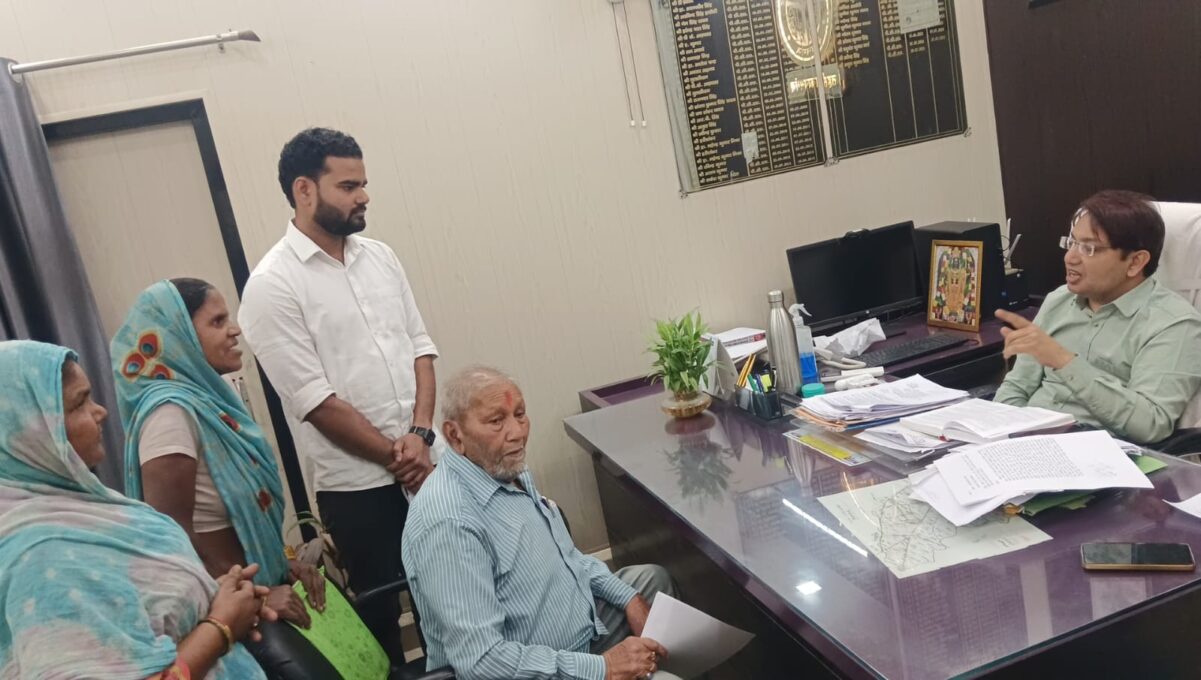 KAIMGANJ NEWS जल जीवन मिशन पर उठे सवाल: अधूरे कार्य से परेशान ग्रामीणों का तहसील में प्रदर्शन IMG 20260410 WA0198