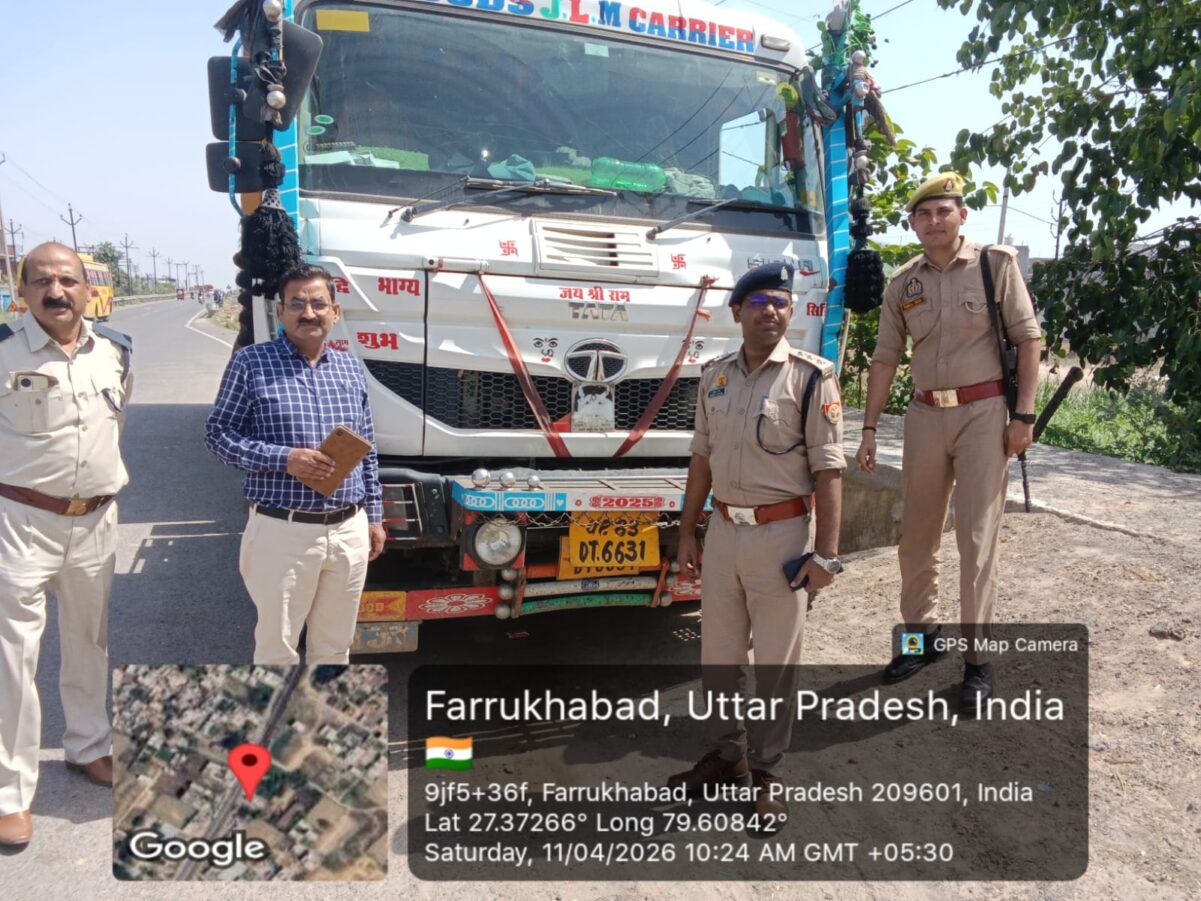 Farrukhabad news अवैध खनन पर कड़ा शिकंजा: - ओवरलोड वाहनों पर पुलिस की बड़ी कार्रवाई, दो ट्रक सीज IMG 20260411 WA0222