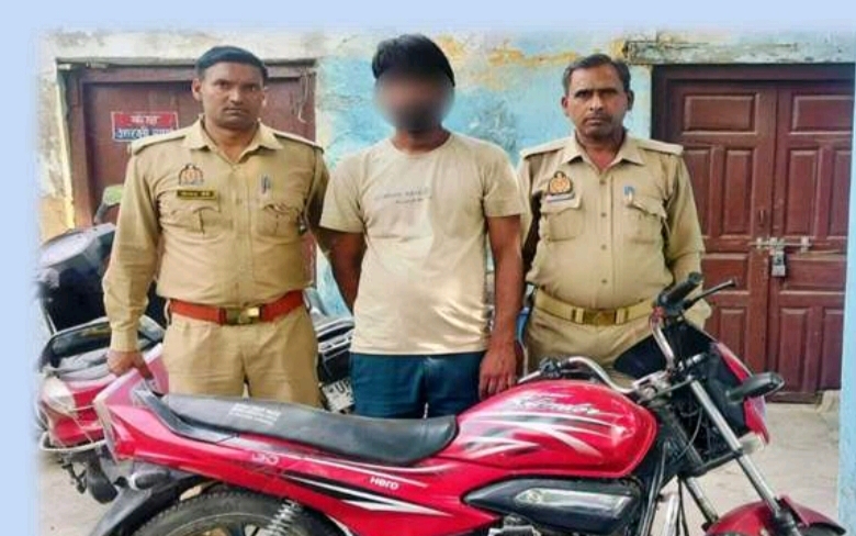 Farrukhabad news भंडारे के बाहर से चोरी हुई बाइक बरामद, आरोपी गिरफ्तार IMG 20260418 WA0317