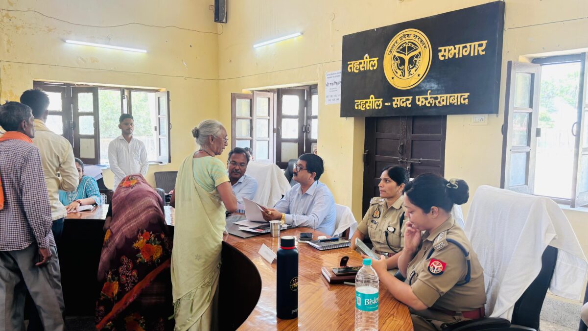 Farrukhabad news सम्पूर्ण समाधान दिवस में प्राप्त 59 शिकायतें निस्तारित करने के डीएम ने दिए सख्त निर्देश IMG 20260418 WA0332