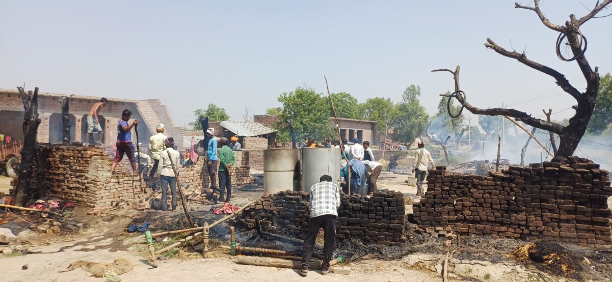 KAIMGANJ NEWS शॉर्ट सर्किट से भड़की भीषण आग, छह परिवारों की दुनिया राख: इकलहरा में मचा कोहराम, लाखों की संपत्ति स्वाहा IMG 20260418 WA0353