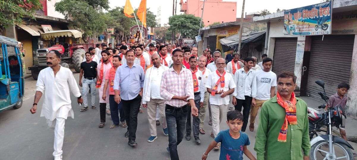 Farrukhabad news शमसाबाद में गूंजे जय-जयकार: भगवान परशुराम की भव्य शोभायात्रा ने बांधा समां IMG 20260420 WA0220