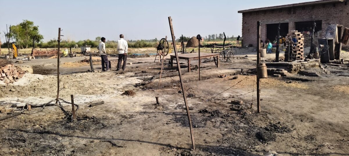 KAIMGANJ NEWS राख के ढेर पर 'पथरामई': 16 परिवारों के आशियाने खाक, खुले आसमान तले सिसक रही जिंदगी IMG 20260420 WA0385