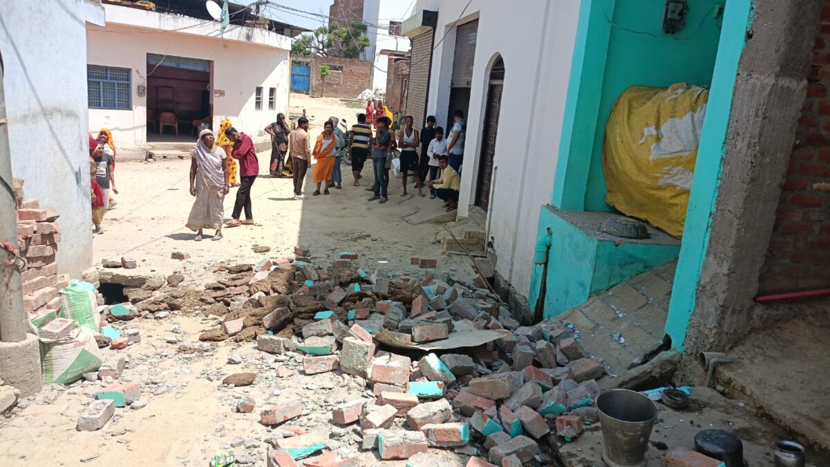 Farrukhabad news मकान का छज्जा बना मौत का जाल: दो मासूम दबे मलबे में, एक की हालत नाजुक IMG 20260421 WA0273