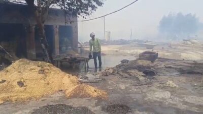 Farrukhabad news चूल्हे की चिंगारी बनी कहर! जटा गांव में भीषण आग से मची तबाही, दर्जन भर घर जलकर खाक IMG 20260421 WA0297